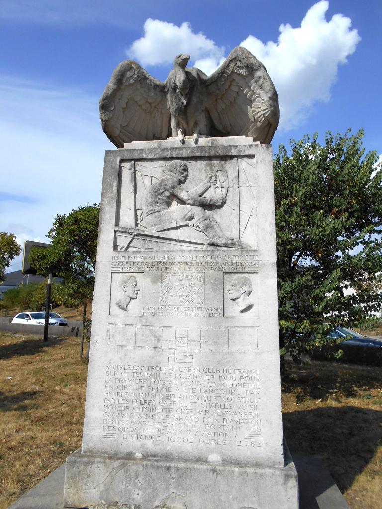 Le monument à la gloire des pionniers de l'aviaiton Henri Farman, les frères Voisin et Léon Levavasseur pour le premier kilomètre en boucle accompli le 13 janvier 1908