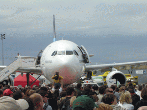 Crowd and commercial aircraft, Paris Airshow 2009 Le Bourget